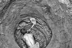 全球最深的人工挖掘井，耗时4年才挖出水，靠人徒手操作视频封面