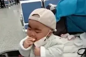 一岁半萌娃“教科书式”吃饼干，咬一口马上戴好口罩！原因让人心疼图片