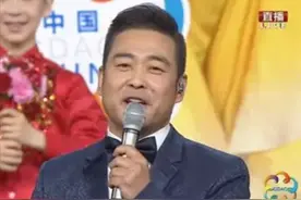 他出生农村家庭，考上北京名校，如今已是央视“名嘴”主持人，红遍全国！图片