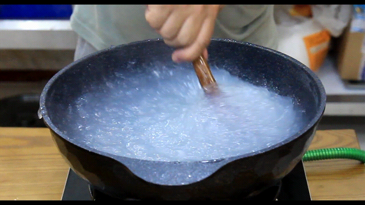 凉粉不要出去买了，自己在家就能做，配方比例告诉你，劲道又好吃