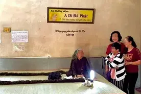 越南83岁老妇64年不洗发理发，辫子长达6米，状似蟒蛇图片