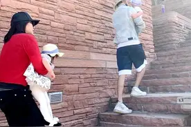 郑爽子女罕露真容，Luna肉嘟嘟似洋娃娃，奶奶抱孙女爬台阶显吃力图片