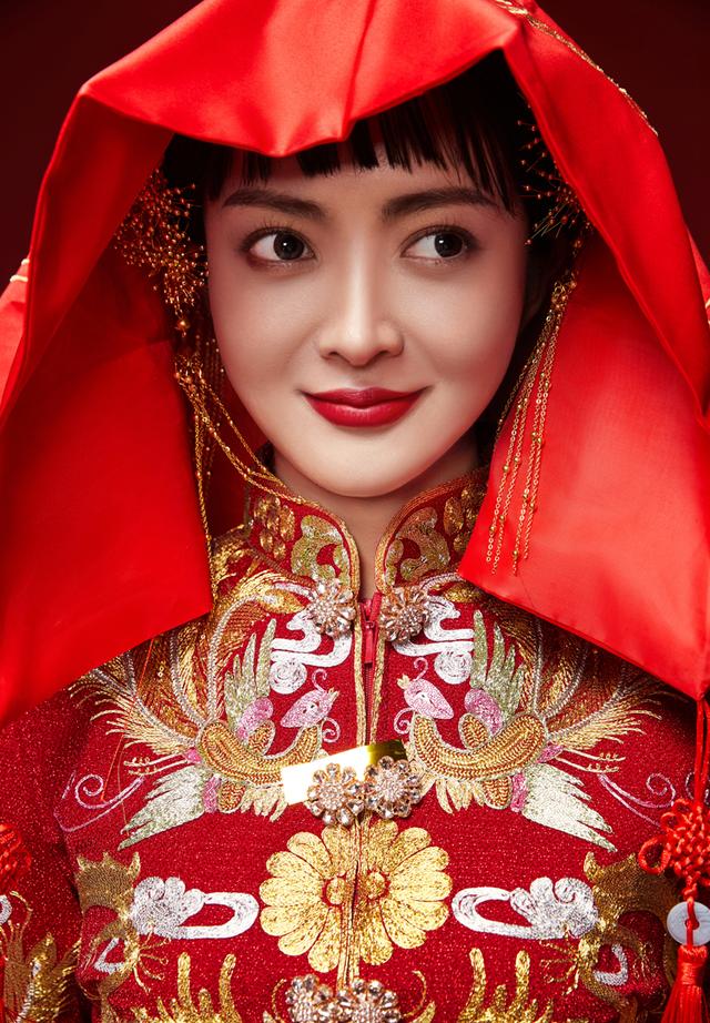 明星结婚,除了在婚纱以及婚礼上穿上了浓厚的中式设计礼服,造型吸睛且