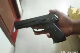 柬埔寨一警察酒后求爱遭拒，竟持枪威胁对方图片