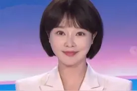 央视美女主播胡蝶：与大12岁导演闪婚，7年生一对儿女，幸福美满图片