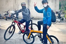 靳东妻子李佳晒骑行照 穿紧身裤双腿纤细状态好图片