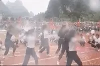 中学生运动会跳舞撩上衣，引热议！校方回应→图片