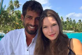 蒋劲夫外籍前女友官宣怀孕，晒孕照肚子微凸，与男友对望满脸幸福图片