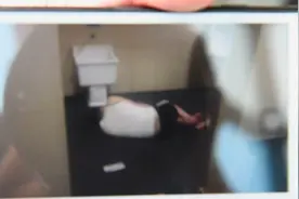 男子深夜去加油站买烟，结果却在厕所睡着了图片