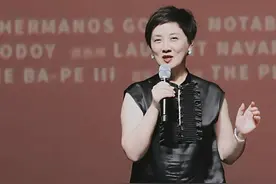 63岁邓婕好时髦，宽松衬衫搭阔腿裤显瘦优雅，妈妈们照着穿很美图片