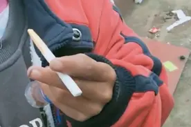 小孩买仿烟糖模仿成人抽烟，拍摄者：容易误导孩子图片