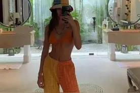 这谁受得了！布克女友詹娜更新泳装照，西蒙斯或受影响，仅得8分图片