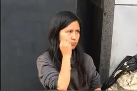 上海流浪女蹲在街角看远方，被追问时默默落泪，场景让人心疼不已图片