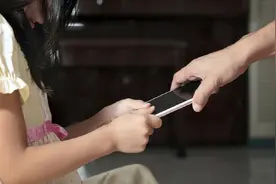 孩子爱玩游戏不是错，关键看家长如何引导，倪萍的育儿观值得借鉴图片