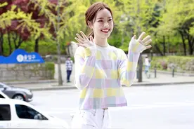 韩国小姐【金世妍】浅色穿搭图片