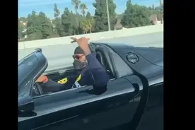 詹皇单手开跑车姿势太帅，与球迷打招呼！采访却曝隐患：身体疼痛图片