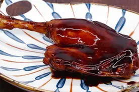 鸭腿丢入锅内炸，再用水煮，熬到汤汁浓稠，皮酥肉嫩，超好吃图片