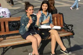 两个高加索国家盛产美女，只因争夺一块飞地，双方开始拔刀相见图片