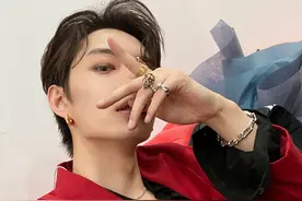 私生跟车导致木子洋受伤，膝盖处被二次撞伤，晒照车灯都撞烂了图片