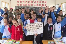 手绘班级“全家福”这位老师很有爱图片