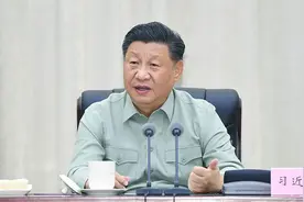 习近平在视察海军陆战队时强调 加快推进转型建设 加快提升作战能力 努力锻造一支合成多能快速反应全域运用的精兵劲旅图片