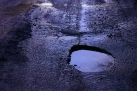 大量南非道路破损亟待修复图片