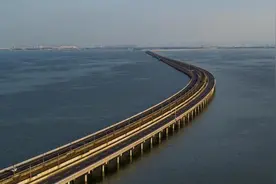 南京“天空之境”石臼湖 部分车主大桥上违规停车打卡图片