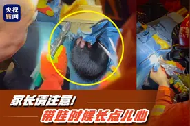 好气又好笑！男孩贪玩头卡沙发圆洞 消防员破拆解救图片