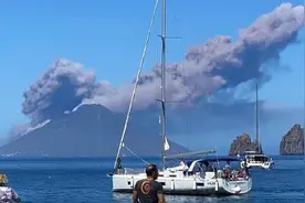 意大利斯特龙博利火山剧烈喷发图片