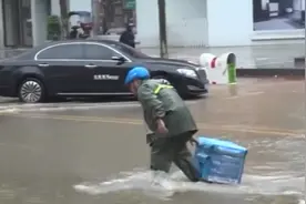 湖北洪湖强降雨来袭 多部门联动抢排积水图片