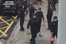 老人大年初一蹲地卖菜却无人问津 过路民警的行为让网友直呼暖心图片