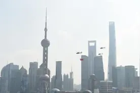 喜迎国庆 上海公安警航直升机挂国旗巡飞图片