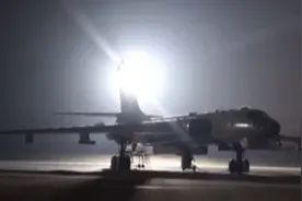 海军某轰炸机团隐蔽出击 锤炼夜战硬功图片