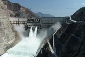 中国金沙江白鹤滩水电站大坝全线浇筑到顶图片