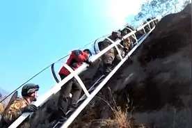 看到腿软！武警官兵巡逻路上要爬80度钢梯图片