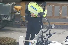 两个大男人街头上演“爱的抱抱”，咋回事？图片