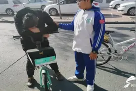 暖心！中学生救助摔倒男子陪等家人50分钟“担心他再出事！”图片