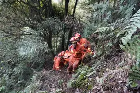 八旬老人被困深山 消防救援人员利用无人机成功营救图片
