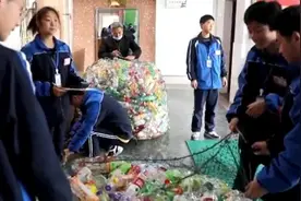 将每周四设为“废品回收日”！这个学校30年收500万个废瓶助学图片