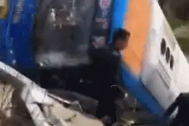 江苏扬州发生重型牵引车与客车碰撞事故，致1人死亡7人受伤图片