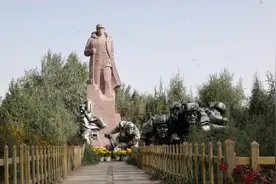 坐着高铁看中国丨慕生忠：一个人 一条路 一座城图片