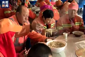 暖胃又暖心！这家小餐馆免费为环卫工提供餐茶图片