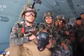 一人一犬上演空降首秀！看军犬“坦克”如何变身空降犬图片
