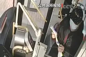 爱的接力棒！“扶手姐姐”这一举动暖手又暖心图片