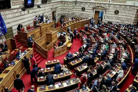 希腊议会投票通过新的劳工法案 主要行业工会以罢工表达不满图片