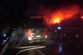看！“火焰蓝”身披“冰甲”夜救自燃货车图片