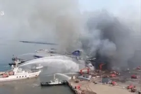 山东威海一客货滚装船爆燃 灭火工作仍在持续图片