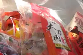 河南一高校辅导员带考研学生做游戏减压，现场发百包辣条图片