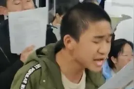 高三男生大汗淋漓背书 班主任：孩子从基础弱到稳居班上前三图片