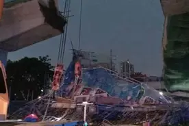 马来西亚吉隆坡附近一处施工中的高架桥发生坍塌事故图片